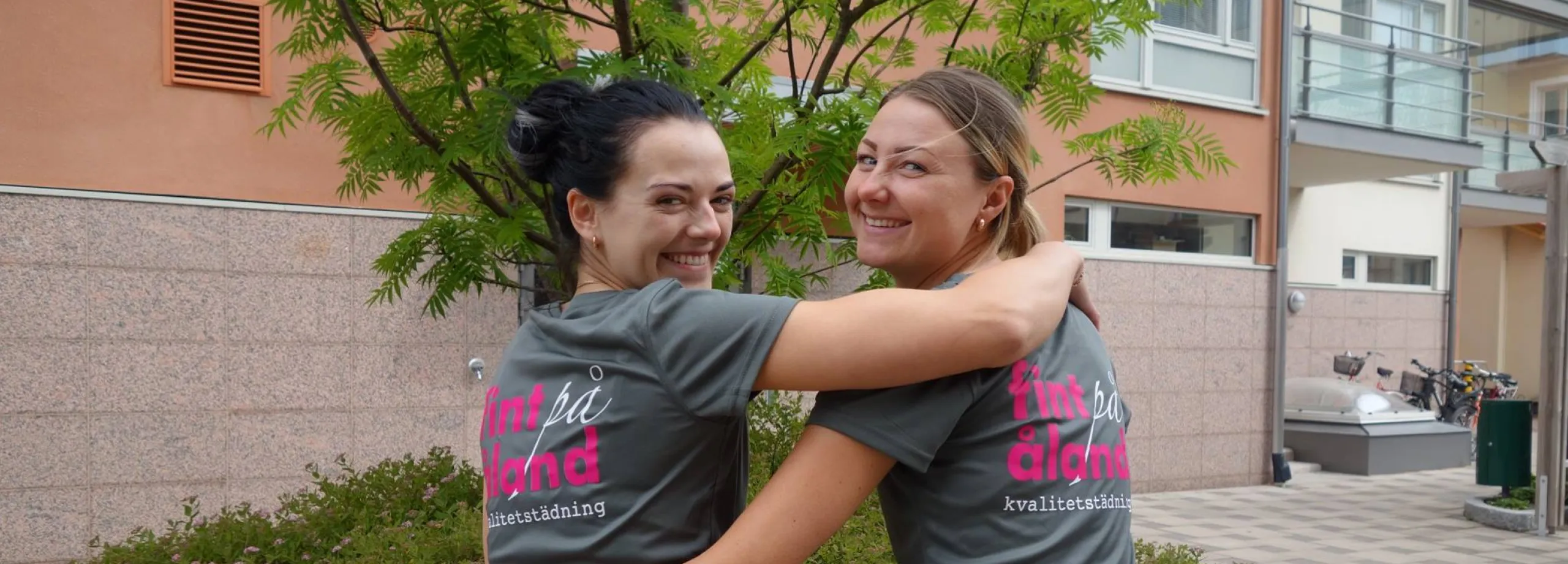 Bild bakifrån t-shirt med ansikte, glada kvinnor